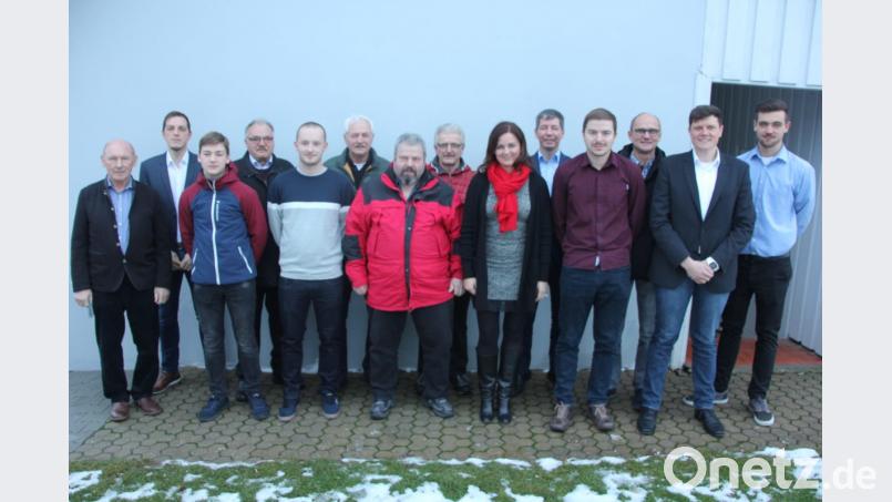 Langjährige Mitglieder zeichneten die Sportfreunde bei ihrer Jahreshauptversammlung aus. Im Bild die Geehrten mit 2. Bürgermeister Karlheinz Hoyer (links) sowie den drei Vorsitzenden, Manuel Enders (Zweiter von links), Yannick Schiml (rechts) und Markus Härtl (Zweiter von rechts). Bild: kro