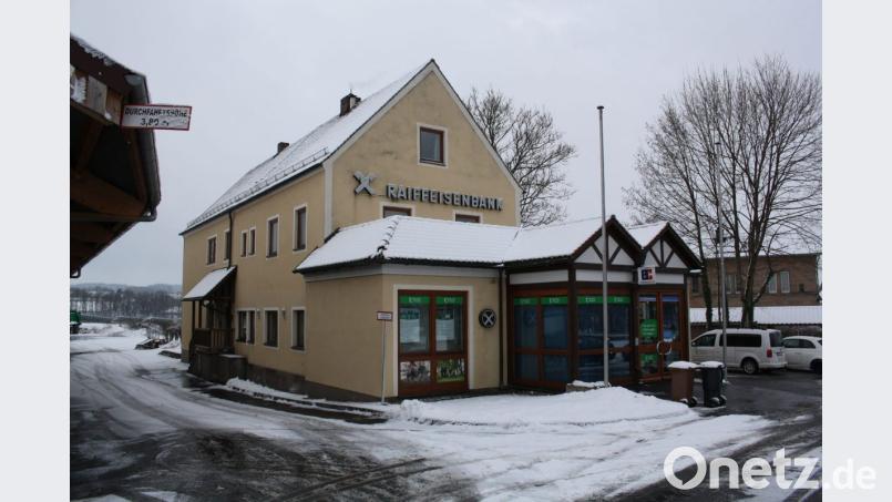 In der Nacht von Samstag auf Sonntag stiegen Unbekannte in die Raiffeisenbank-Filiale in Trabitz ein. Bild: bjp