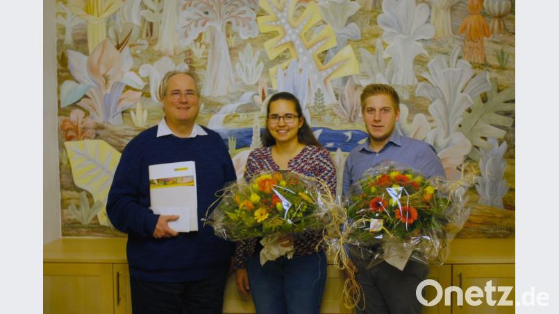 Für die 1000-Euro-Spende der KLJB Thurndorf an Regens Wagner Michelfeld revanchiert sich (von links) Gesamtleiter Peter Miltenberger bei Magdalena Maul und Felix Schraml mit Blumen. Bild: exb