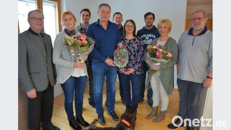 20-jähriges Bestehen feierte das Sachverständigenbüro Edgar Wenisch, das nun in neue Räume umgezogen ist. Im Bild (von links) Bürgermeister Max Bindl, Monika Tischendorf, Tobias Wenisch, Edgar Wenisch, Ferdinand Bauer, Michaela Wenisch, Julian Rasp, Ina Bötzl und Pfarrseelsorger Pater Benedikt Leitmayr. Bild: jr