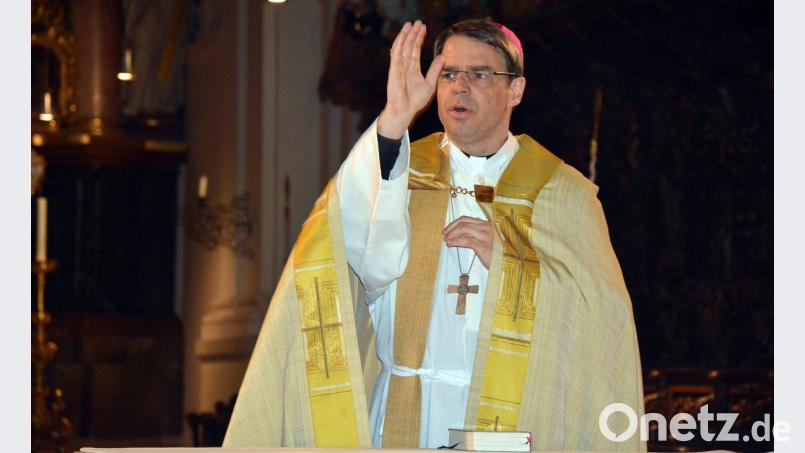 Bischof Stefan Oster spendet in der Basilika in Waldsassen den Segen. Bild: jr