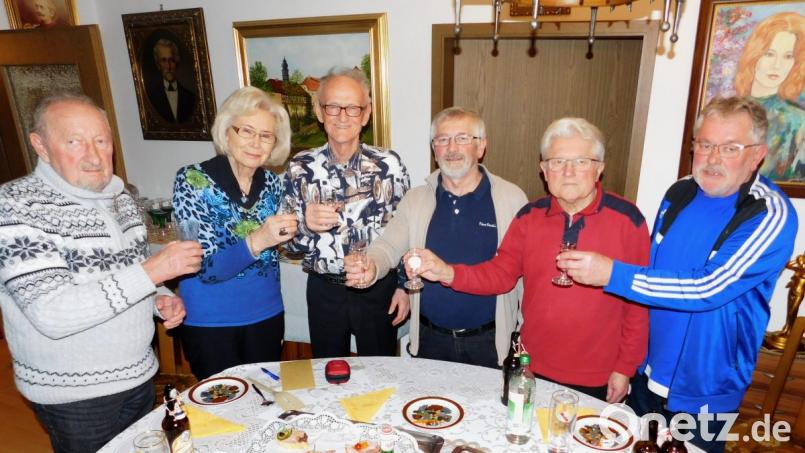 Ein Bild mit Seltenheitswert: Die drei ASV-Ehrenvorsitzenden Kettel Heinz (links), Hermann von Gernler (Dritter von links) und Paul Veigl (rechts) sowie die Ehrenmitglieder Werner und Heribert Veigl (von rechts) stoßen mit Traudl von Gernler auf den 85. Geburtstag ihres Mannes und Gründungsvaters des ASV Haidenaab-Göppmannsbühl an. Bild: hai