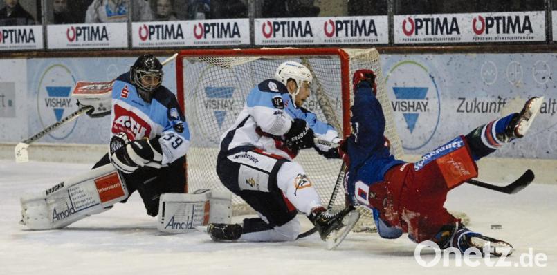 Packender Zweikampf zwischen Matt Abercrombie und dem Selber Landon Gare (rechts) vor dem Kasten von Weidens Goalie Johannes Wiedemann. Auf solche Szenen dürfen sich die Fans auch am Freitag im ewig jungen Derby zwischen den Blue Devils und den Selber Wölfen freuen. Nach dem Gastspiel in Oberfranken empfangen die Weidener am Sonntag den EV Landshut. Bild: gb
