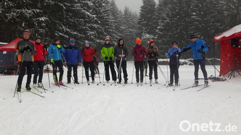 Übungsleiter Michael Ertl (rechts) gibt den Kursteilnehmern „klassisch“ erste Informationen. Auch WSV-Vorstandsteammitglied Sepp Zwick (Vierter von links) und Skater-Kursleiter Basti Riedl (Dritter von links) hören interessiert zu. Bild: eib