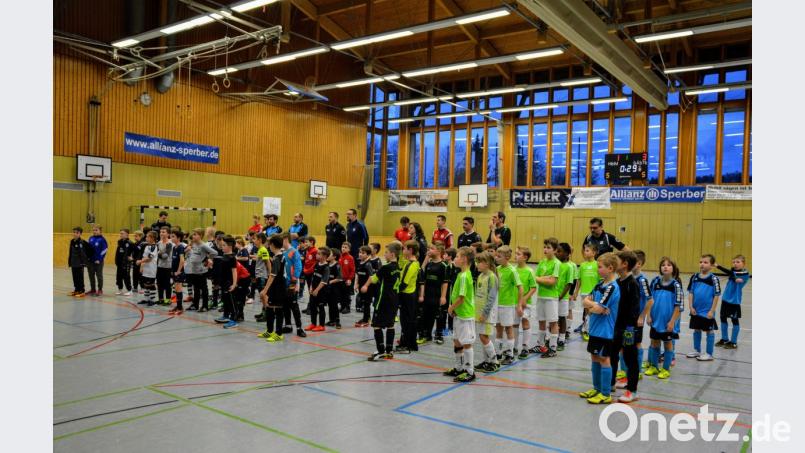 Siegerehrung der F-Junioren nach spannenden Spielen in der Hirschauer Schulsporthalle. Bild: fdl