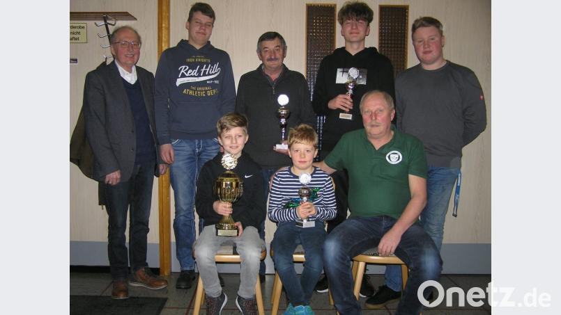 Die Fischerkönige durften in der Jahreshauptversammlung ihre Pokale in Empfang nehmen. Das Bild zeigt sie mit stellvertretenden Vorsitzenden Heribert Stehbach (sitzend rechts) und Neusorgs zweiten Bürgermeister Dr. Günther Fütterer (stehend links). Nicht mit im Bild: Sieger René Bringmann. Bild: öt