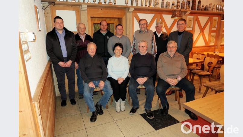 Die neugewählte Spitze der Siedlergemeinschaft Friedenfels: Vorne von rechts die beiden Vorsitzenden Otmar Zeitler und Hermann Stobitzer sowie Hedwig und Josef Wendl; hinten von links Christian Zeitler, Philipp Hausknecht, Günther Schürlein, Wolfgang Schlicht, Peter Steinhauser, Heinrich Brunner und Oskar Schuster. Bild: bsc