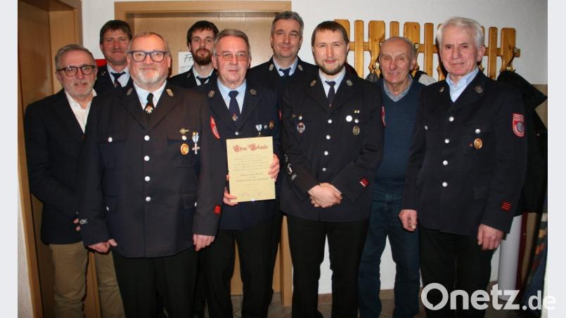 Mit Urkunden wurden langjährige Mitglieder ausgezeichnet. Bernhard Roth (5. von links) wurde zum Ehrenmitglied ernannt. 2. Bürgermeister Christian Drehobel (links) gratulierte im Namen der Gemeinde Brand. Bild: wro
