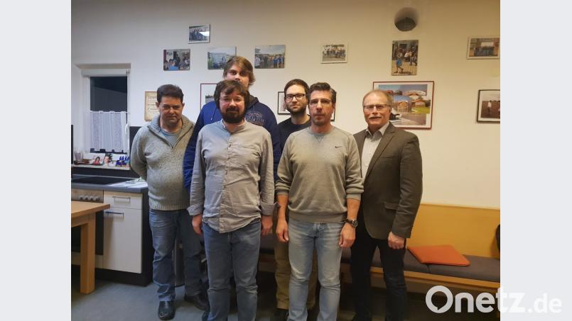 Neuwahlen standen beim Eisclub Konnersreuth an. Im Bild (vorne, von links) Robert Weiß, Otto Gradl und Bürgermeister Max Bindl sowie (hinten, von links) Rainer Walenta, Florian Härtl und Stefan Siller. Bild: exb