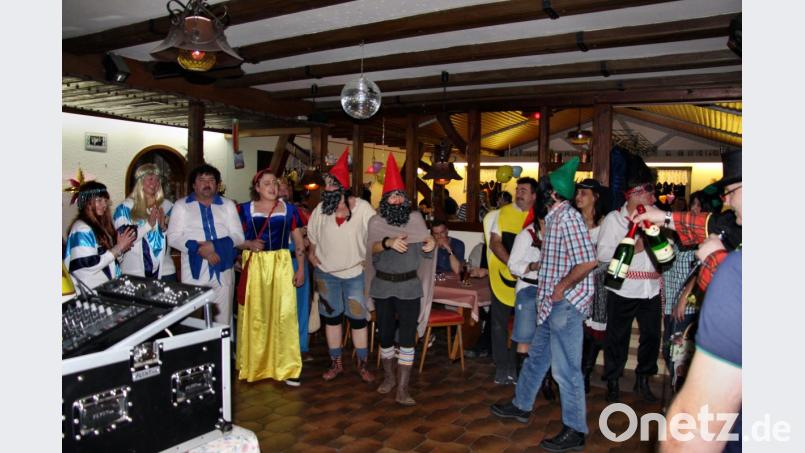 Mit Spannung warten die Faschingsfreunde auf die Maskenprämierung. Bild: ds