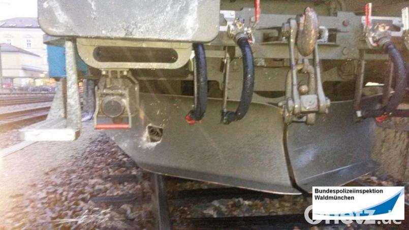 Der Betonpfahl durchschlug den Schienenräumer. Bild: Bundespolizeiinspektion Waldmünchen