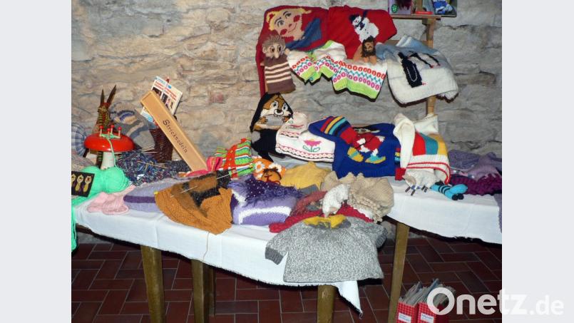 Stricken und Häkeln: Aus bunter Wolle entstanden Socken, Kinderbekleidung, Mützen, Schals, aber auch Jacken. Bild: lep