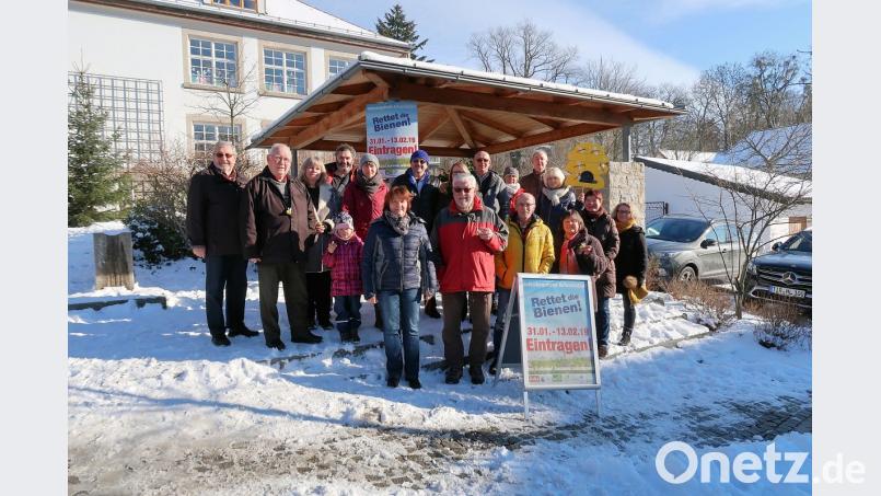 In Friedenfels organisierten die Befürworter des Volksbegehrens einen Familienausflug zum Rathaus. Bild: bsc