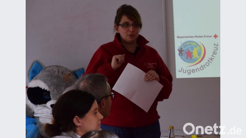 Die Bereitschafts- und Jugendleiterin der Kemnather BRK-Bereitschaft, Kristina Konz (stehend), ist stolz auf die erfolgreiche Nachwuchstruppe sowie deren Betreuer. Bild: mde