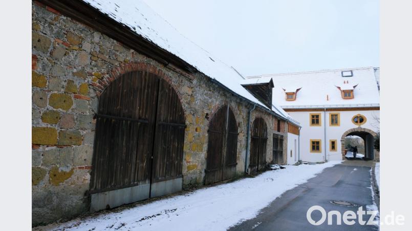 Drei Scheunenteile am Rand des Klosterhofes zwischen Friedhof und dem neuen „Haus der Dorfkultur“ möchten Bürgermeister Albert Nickl und der Speinsharter Gemeinderat einer zweckdienlichen Nutzung zuführen. Die Kommunalpolitiker hoffen auf großzügige Förderzusagen, „bevor sich der Konjunkturhimmel eintrübt“. Bild: do