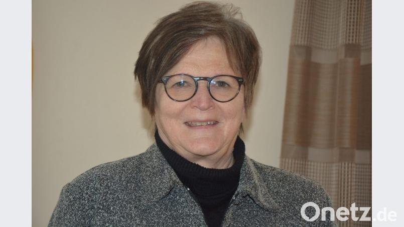 Dr. Annemarie Schraml erhielt am Sonntag aus der Hand von Diözesanbischof Dr. Rudolf Voderholzer die St. Wolfgangs-Verdienstmedaille überreicht. Gewürdigt wurde damit in erster Linie ihr jahrzehntelanger Einsatz für die Menschen in Tansania. Seit 2000 hilft sie mit ihrer Aktion „Feuerkinder“ den Kindern und Menschen dort. Bild: jr
