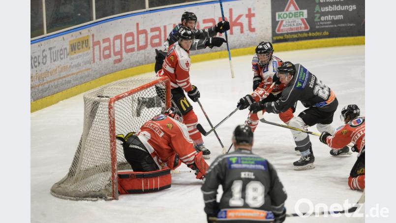Einer eventuellen Wertung zum Trotz haben sich die Amberger – in den dunklen Trikots Bernhard Keil (vorne), Felix Köbele (rechts) und Peter Hendrikson – vorgenommen, im Heimspiel gegen den ESC Haßfurt für mächtig Alarm vor dem gegnerischen Tor zu sorgen. Bild: brü