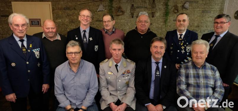 Der neue Vorstand mit Hans Eismann an der Spitze.



Mit Zuversicht geht die Soldatenkameradschaft die kommenden Vereinsjahre. Sitzend, von links: Kassier Gerhard Schaller, Vorsitzender Hans Eismann, zweiter Vorsitzender Franz Schmidt und Schriftführer Harald Kitta sowie (stehend, von links) Ehrenvorsitzender Josef Birkner, Günther Helgert, Martin Landgraf, Bernd Schnappauf, Karl Lang, Peter Woppert und Kreisvorsitzender Heinrich Scheidler.

Bild: le Bild: le