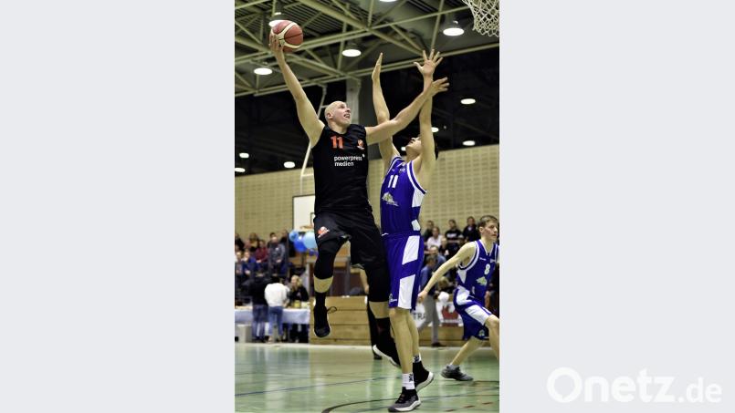 DJK-Routinier Ondrej Stych (am Ball) in Aktion. Bild: Büttner, Gerhard