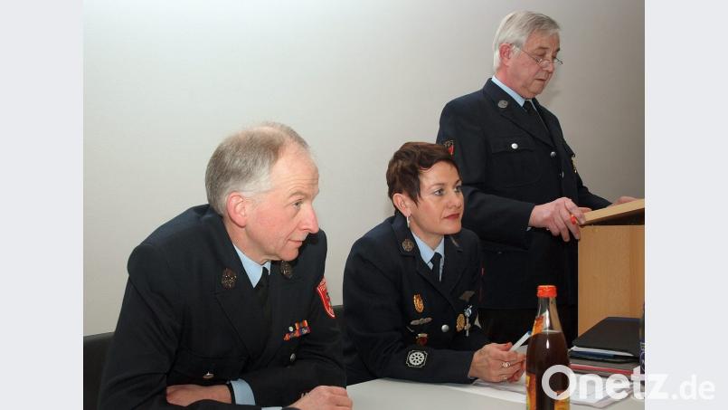 Vorsitzender Richard Reiser (am Pult) erinnerte, dass im Jahr 2020, vom 21. bis 24. Mai, die 150-Jahrfeier der Ensdorfer Wehr stattfindet. Mit im Bild Beisitzer Werner Kammerer und Kassiererin Irene Hofmeister-Sperl (von links). Bild: Wink, Liliane