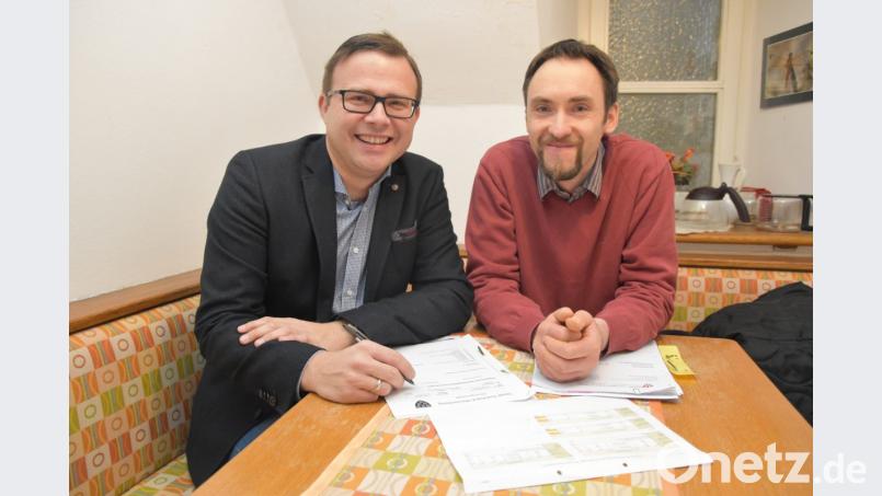 Andreas Eckl (links) und Martin Renner erklären die Modalitäten zur Neufestsetzung der Abwassergebühren. Bild: Andreas Roiyer