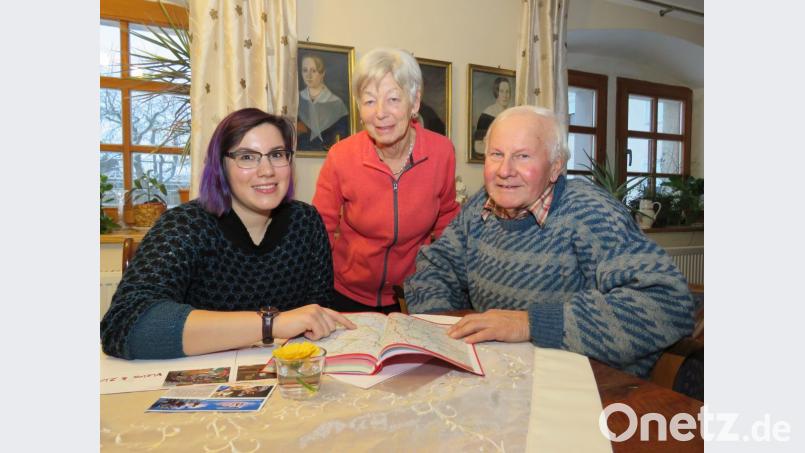 Nur kurz war diesmal Lenas Aufenthalt in der Heimat, in Beidl. Auf der Landkarte zeigt die junge Frau ihren Großeltern, Irmgard und Gisbert Schulwitz, wo sie in Kenia arbeiten wird. Bild: ubb