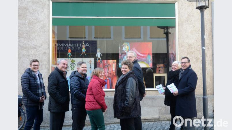 Die frühere Auslage von Waffen-Völker soll mit Unterstützung der städtischen Wirtschaftsförderung und der Volksbank ein Hingucker für Kunstfreunde werden. Das wünschen sich die Künstlerin Annemarie LIngl (Vierte von links), OB Kurt Seggewiß (Zweiter von links), Volksbank-Vorstand Thomas Ludwig, Wirtschaftsförderin Cornelia Völkl und Kulturamtschefin Petra Vorsatz (von rechts). Bild: Gabi Schönberger