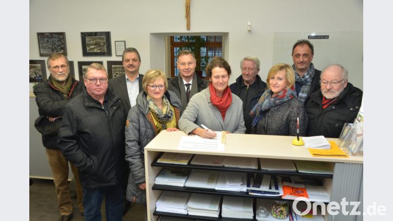 Kreisheimatpfleger Peter Staniczek, OWV-Mann Erwin Scholz,
Bürgermeister Andreas Wutzlhofer, ÖDP-Kreisrätin Barbara Kindl,
der evangelische Pfarrer Dieter Schinke und Frauenärztin Birgit Mislik (von links) gehören in Vohenstrauß zu den Erstunterzeichnern. Bild: dob
