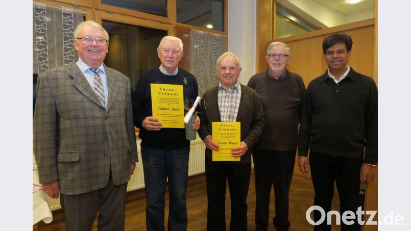 Vorsitzender Fridolin Gans (links), Präses Pfarrer Thomas (rechts) und Ehrenvorsitzender Hans Ziegler (Zweiter von rechts) ehrten Günter Stehr (Zweiter von links) und Georg Maget (Mitte). Bild: Hirsch