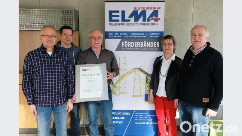 Viel Lob und eine IHK-Dankurkunde gibt es anlässlich seiner 40-jährigen Betriebszugehörigkeit zur Firma Elma-Anlagenbau für Oskar Böhm (Dritter von links). Alfons und Gabriele Meierhöfer (von rechts) würdigen die Verdienste des langjährigen Mitarbeiters, ebenso Geschäftsführer Udo Bräu und Fertigungsleiter Silvio Wartha (von links). Bild: do