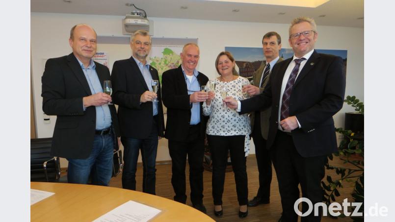 Oberbürgermeister Andreas Feller, Bauamtsleiter Reinhard Schade, Kollegin Kornelia Pintore, Sachgebietsleiter Roland Stehr und Kollege Thomas Drachsler (von rechts) verabschieden den langjährigen städtischen Mitarbeiter Winfried Rischel (Dritter von links) in den Ruhestand. Bild: Hirsch