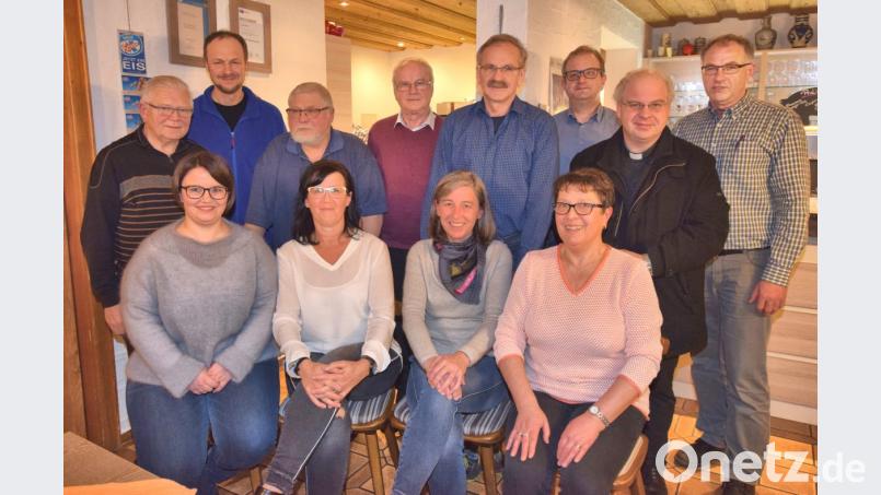 Die neugewählte Führungsmannschaft des Kapellenbauvereins Stifterslohe um den Vorsitzenden Ludwig Hofmann (Vierter von links) mit Pfarrer Markus Priwratzky (Zweiter von rechts). Bild: no