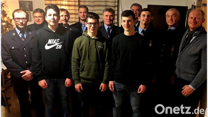 Die Feuerwehr Engelshof mit den neuen Mitgliedern (von links, vorne, Mitte): Bastian Forster aus Hochdorf, Hannes Dirnberger aus Engleshof und Jonas Lindner aus Enzenrieth. Bild: zer