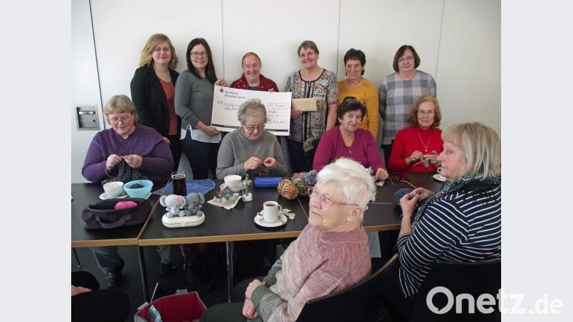 Die Mitglieder der „Hutzastub´n“ im Café Mitte übergeben eine Spende von 1000 Euro an Ursula Barrois (in der Mitte am Scheck) vom Verein „Die Initiative e. V.“ zur Obdachlosenunterstützung für Frauen. Bild: Dobmeier