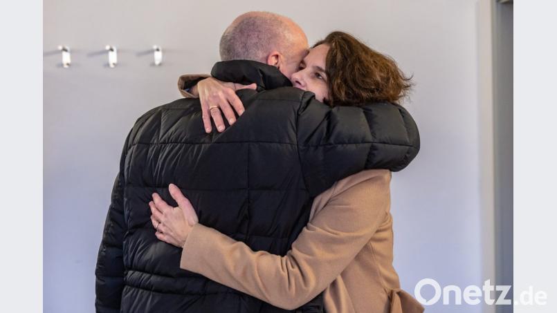 Joachim Wolbergs (SPD), suspendierter Regensburger Oberbürgermeister, umarmt vor dem Verhandlungssaal im Landgericht seine Ehefrau Anja. Bild: Armin Weigel/dpa