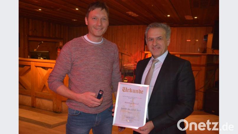 Dem neuen Mitterteicher Sportler des Jahres, Matthias Wiendl (links), händigte Bürgermeister Roland Grillmeier Urkunde und Ehrennadel aus. Bild: jr