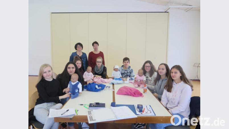 Jutta Sehm und Carola Reger (stehend von rechts) betreuen die Neuntklässler bei ihrem Elternpraktikum. Bild: jzk