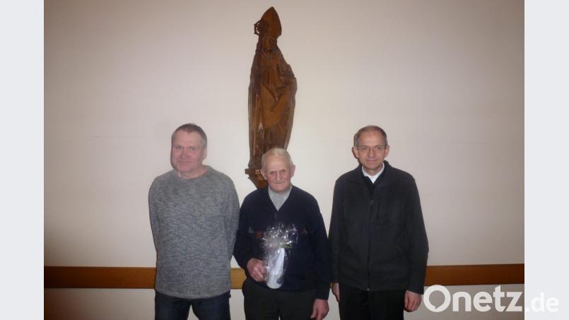 40 Jahre wirkte Benno Zant (Mitte) im Pfarrgemeinderat. Dafür dankten Pfarrer Johann Hofmann (rechts) und Pfarrgemeinderatssprecher Markus Fichtner. Bild: exb