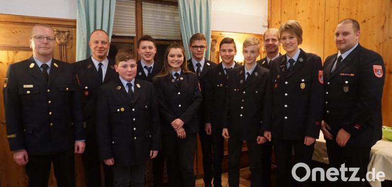 Gut aufgestellt präsentiert sich die Poppenrichter Feuerwehrjugend (von links): Kreisbrandinspektor Christoph Strobl, Vorsitzender Christian Krieger, Jonas Kiefl, Felix Schipke, Julia Eckl, Andreas Kaschny, Lukas Kaschny, Daniel Dietrich, Kommandant Markus Zagel, Jugendwart Marion Hoppe und Kreisjugendwart Sven Schmidt. Bild: exb
