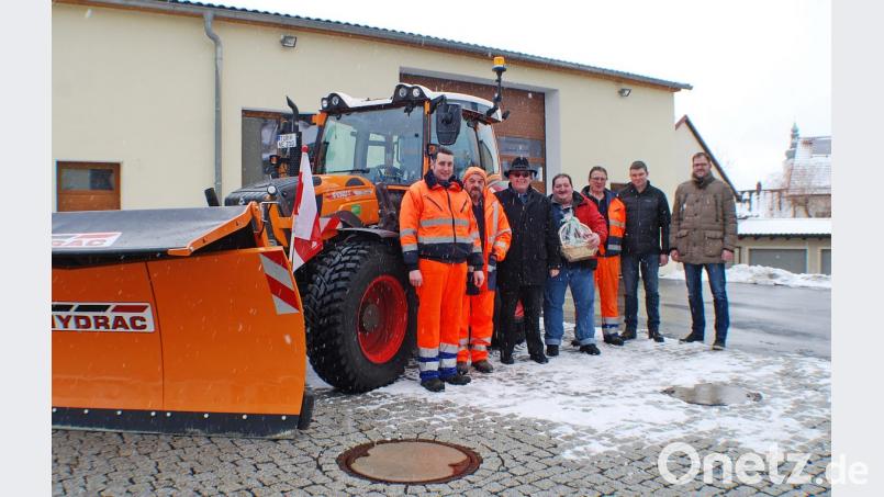 Vorstellung und Verabschiedung im Bauhof: Im Bild (von links) die Bauhof-Mitarbeiter Michael Jaworeck und Reinhold Marschall, Bürgermeister Klaus Meyer, Markus Grillmeier, Bauhof-Leiter Konrad Hart, Andreas Härtl von der VR Nordoberpfalz und Geschäftsleiter Stefan Döllinger. Bild: enz