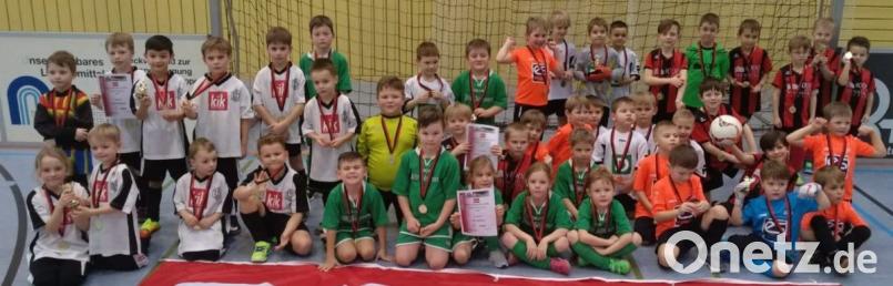 Bei vier Turnieren kämpfte der Fußball-Nachwuchs um den Turniersieg. Unser Bild zeigt die erfolgreichen Mannschaften der G-Junioren nach der Siegerehrung. Bild: exb