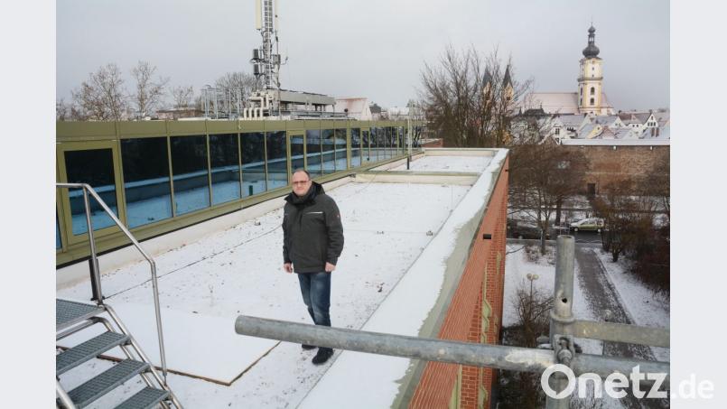 Tobias Dietl auf dem Flachdach des Neuen Rathauses. Die Arbeiten sind dort zum Großteil abgeschlossen. Bild: Gabi Schönberger