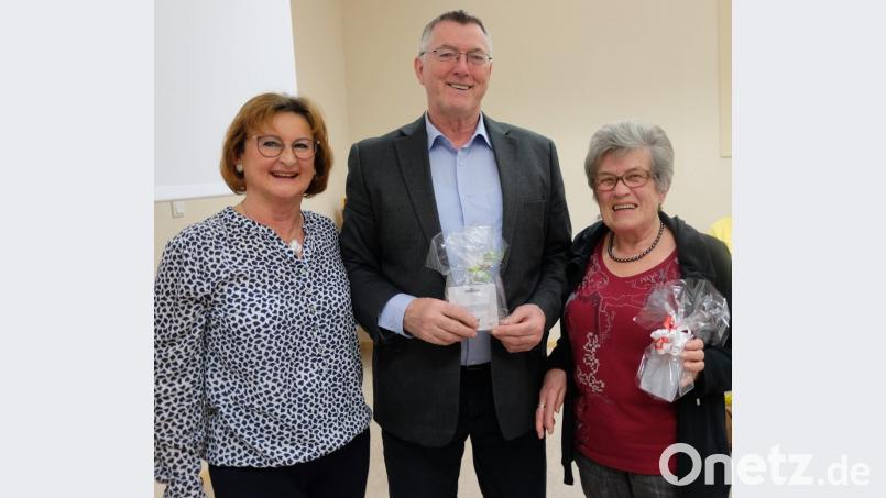 Vorstandsmitglied Irmgard Prechtl (links) würdigte bei der Jahreshauptversammlung des Seniorenkreises Stulln den kreativen, engagierten Einsatz des Führungsduos Helmut Kramer und Hildegard Gerl und überreichte als Dankeschön jeweils ein Präsent.
x Bild: ohr