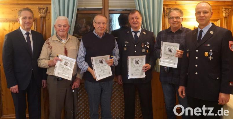 Langjährige Mitglieder des Poppenrichter Feuerwehrvereins werden geehrt (von links): Zweiter Bürgermeister Hermann Böhm, Franz Strobel, Michael Meier, Horst Grünbauer, Klaus Patsch und Vorsitzender Christian Krieger. Bild: exb