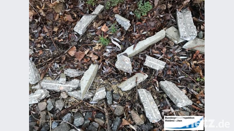 Der Betonpfahl wurde bei dem Zusammenstoß zerstört, der Zug entgleiste glücklicherweise nicht. Bild: Bundespolizeiinspektion Waldmünchen