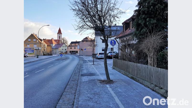 Für Radler problematisch ist der Bereich vor der Apotheke in Schnaittenbach. Bild: e