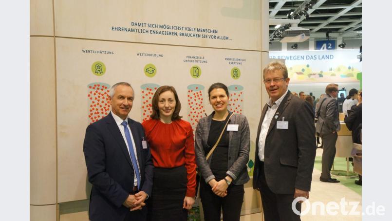 Die Oberpfalz stark vertreten in Berlin. Die Grüne Woche und das Zukunftsforum Ländliche Entwicklung liefern positive Signale für den ländlichen Raum. Mit dabei der Leiter des Amts für ländliche Entwicklung der Oberpfalz, Thomas Gollwitzer, die Referentin für Regional- und Dorfentwicklung im Bundesprogramm Ländliche Entwicklung, Huberta Bock, Projektassistentin HeimatUnternehmen Ida Petioka und Projektkoordinator HeimatUnternehmen Alfred Wolf. Bild: exb