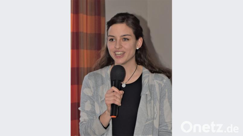 Laura Maurer spricht beim Frauenbund über ihren Weg zur Gemeindereferentin Bild: rgr