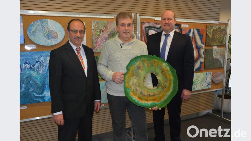 Regionalmarktleiter Manfred Steckermeier (links) und Geschäftsstellenleiter Dieter Ernstberger (rechts) freuen sich mit Künstler Dariusz Milosz über die Ausstellung „Fluss der Farben“, die bis Mitte März in den Geschäftsräumen der Volksbank Raiffeisenbank Nordoberpfalz am Oberen Marktplatz zu sehen ist. Bild: jr