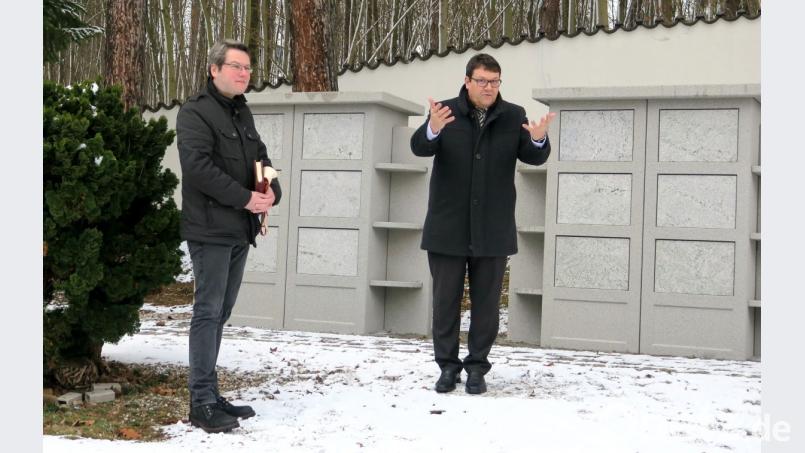 Pfarrer Christoph Melzl (links) segnete die Anlage am Dienstag auf dem Friedhof, rechts Bürgermeister Thomas Falter. Bild: Hirsch